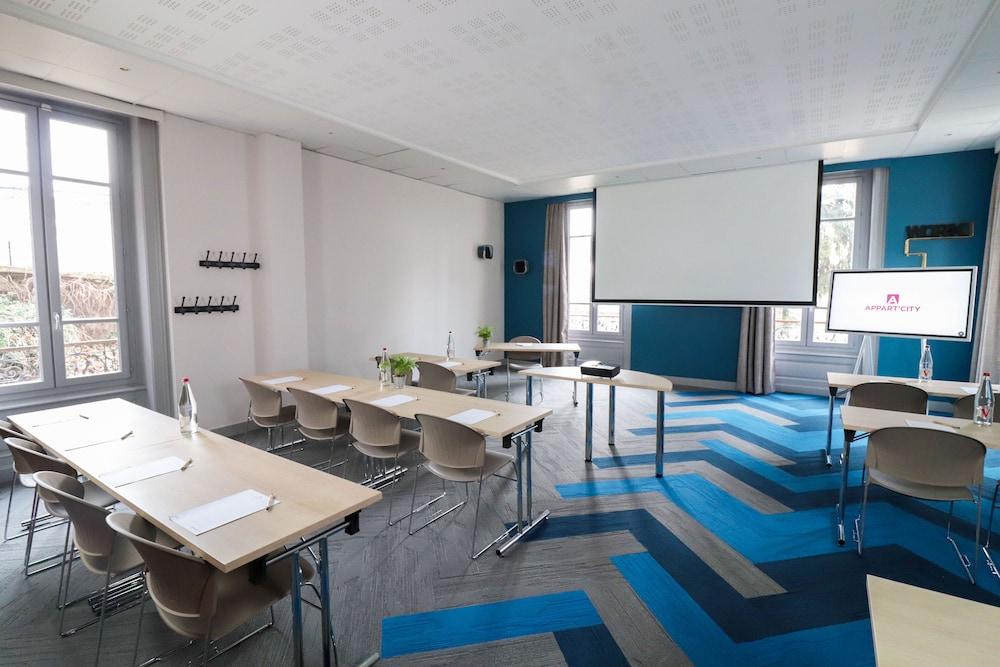 Appart'city Confort Lyon Cite Internationale Aparthotel 3*